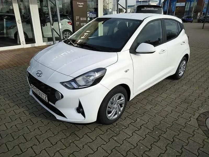 Gebraucht Hyundai i10 Select 67 PS (49 kW) 2022 Weiß Kleinwagen