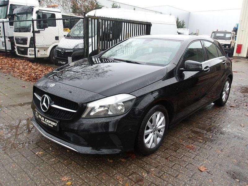 Schwarz Gebraucht 2018 Mercedes A160 Limousine | 12.900 € (Superpreis) - Bild 1/4