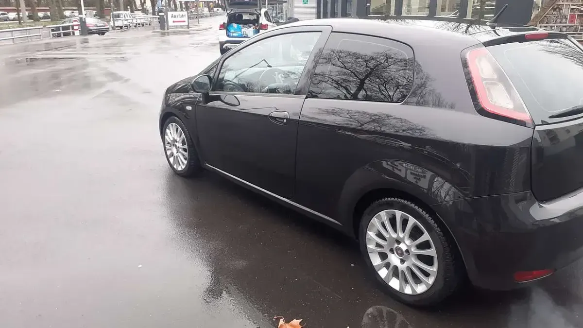 Gebraucht Fiat Punto Evo Pop 84 PS (61 kW) 2013 Schwarz Kleinwagen