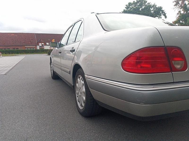 Gebraucht Mercedes E320 Elegance 224 PS (164 kW) 1998 Silber Limousine