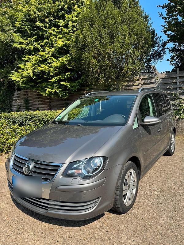 Grau Gebraucht 2009 VW Touran Freestyle Van / Kleinbus | 5.400 € (Fairer Preis) - Bild 1/4