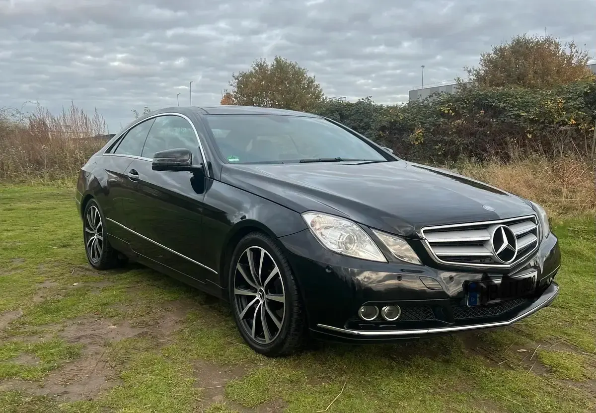 Gebraucht Mercedes E200 184 PS (135 kW) 2010 Schwarz Coupé