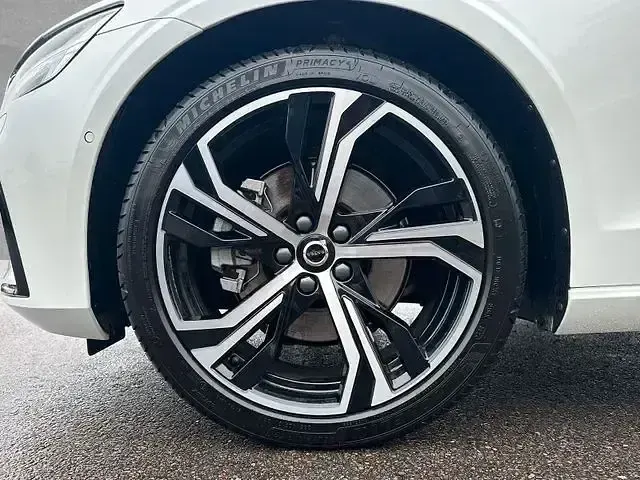 Gebraucht Volvo V60 Plus 197 PS (144 kW) 2025 Crystal weiß perleffekt Kombi