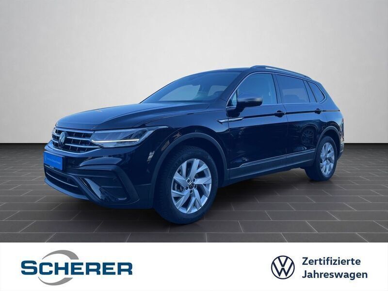 Deep black perleffekt (metallic) Gebraucht 2024 VW Tiguan Allspace Life SUV | 34.680 € (Guter Preis) - Bild 1/4