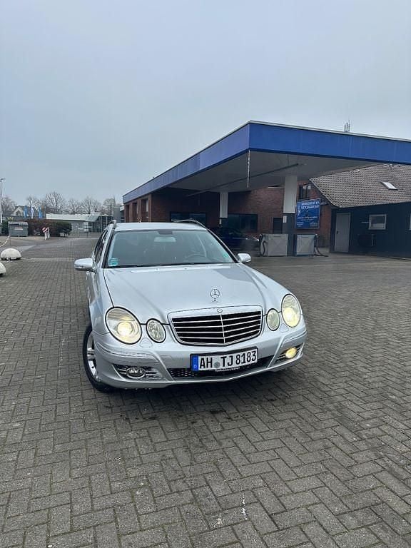 Silber Gebraucht 2007 Mercedes E220 Avantgarde Limousine | 4.499 € (Fairer Preis) - Bild 1/4