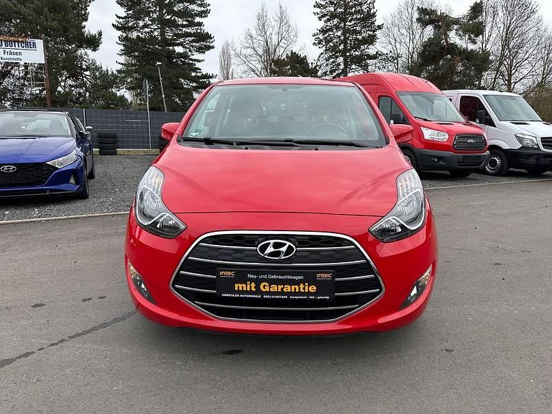 Gebraucht Hyundai i20 Trend 125 PS (91 kW) 2018 Rot Van / Kleinbus