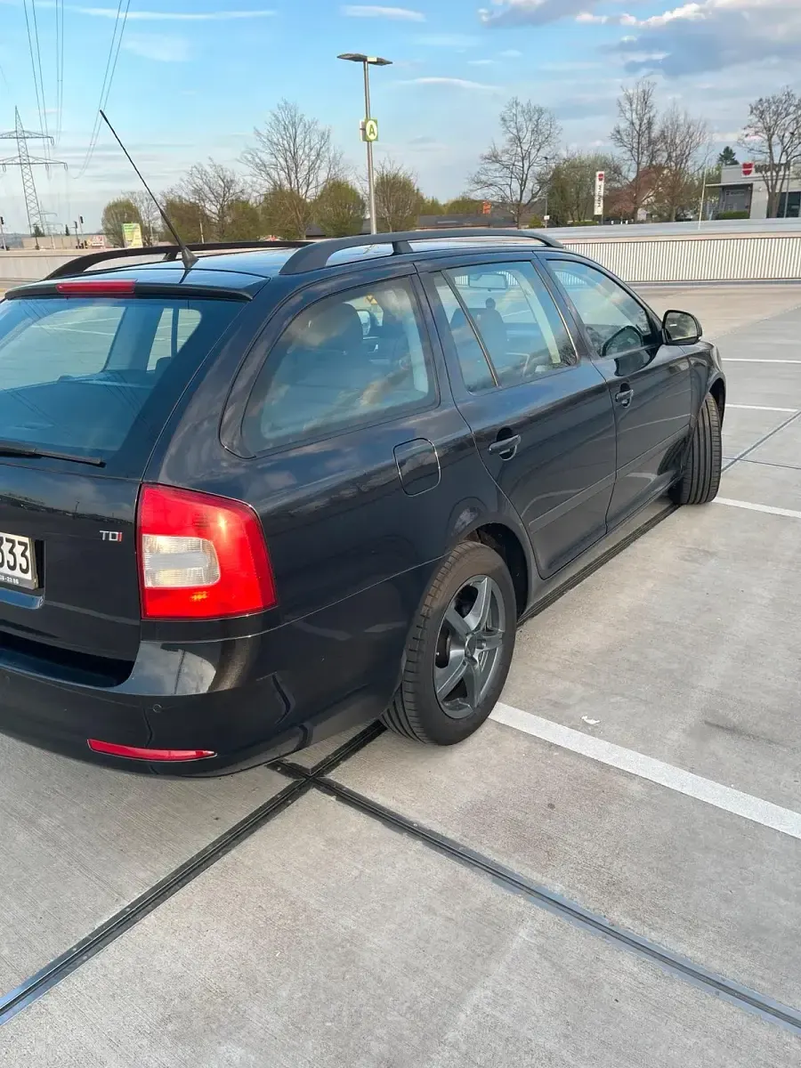 Gebraucht Skoda Octavia 140 PS (102 kW) 2011 Schwarz Kombi