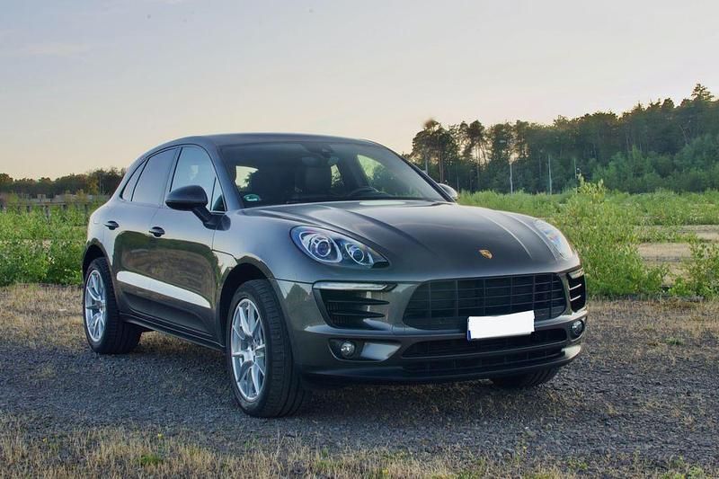 Grau Gebraucht 2015 Porsche Macan S SUV | 49.900 € - Bild 1/4