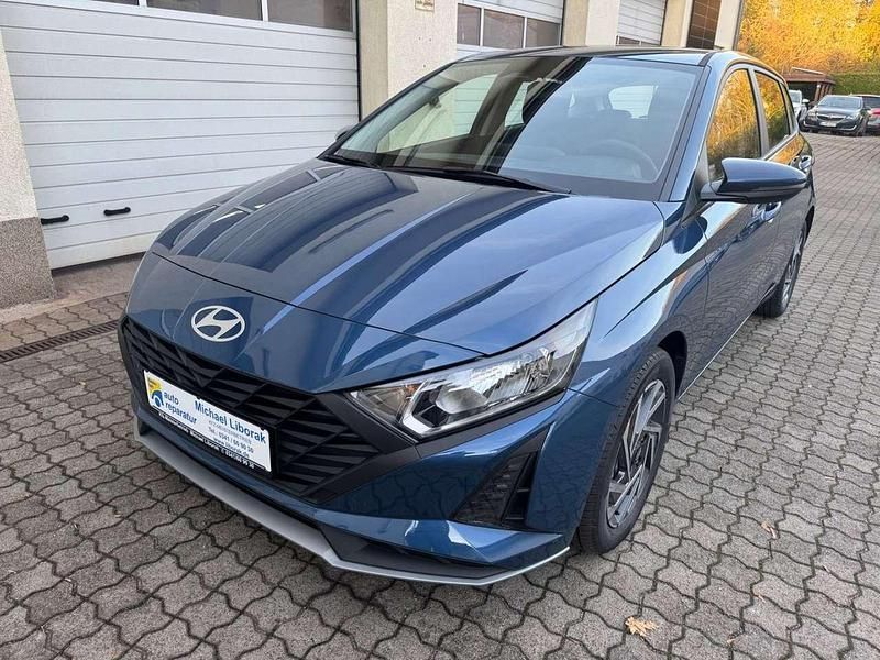 Vibriant blue metallic Neu 2025 Hyundai i20 Select Kleinwagen | 17.500 € (Guter Preis) - Bild 1/4