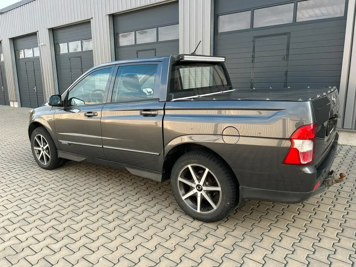 Gebraucht SsangYong Actyon 155 PS (114 kW) 2016 Grau Pickup