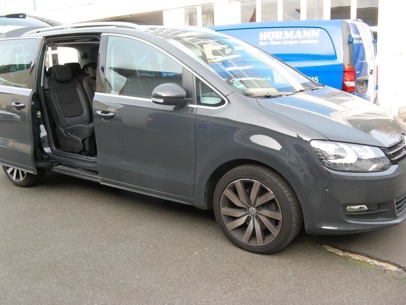 Grau Gebraucht 2018 VW Sharan Join Van / Kleinbus | 21.658 € (Fairer Preis) - Bild 1/4