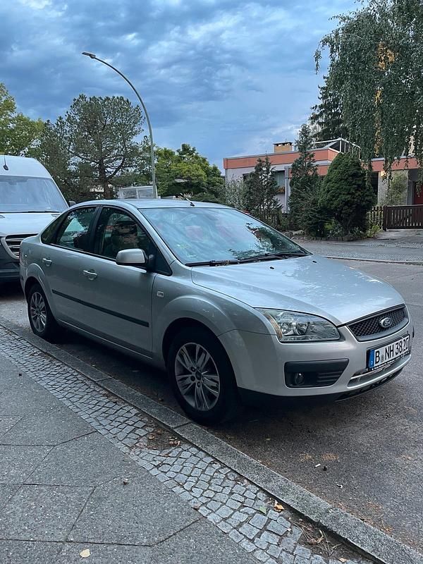 Grau Gebraucht 2006 Ford Focus Limousine | 2.500 € (Fairer Preis) - Bild 1/4