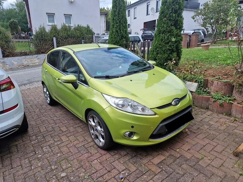 Grün Gebraucht 2009 Ford Fiesta Titanium Kleinwagen | 2.750 € (Guter Preis) - Bild 1/4