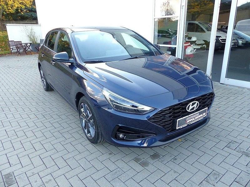 Neu Hyundai i30 Advantage 101 PS (74 kW) 2025 Blau Limousine