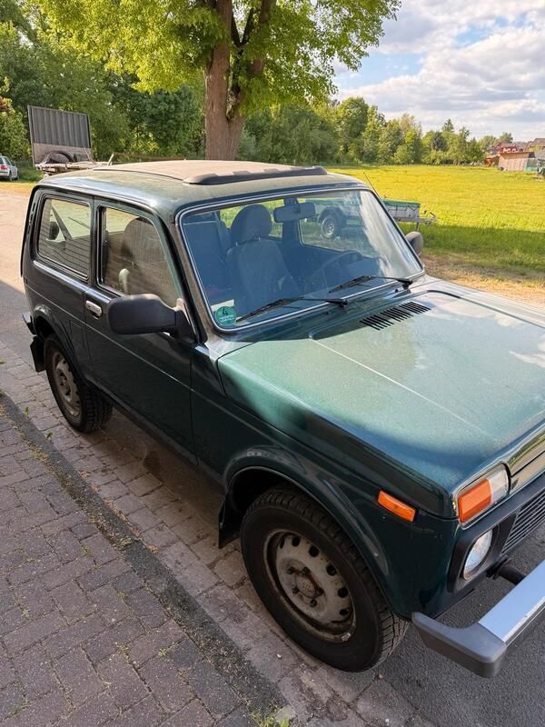 Grün Gebraucht 2011 Lada niva SUV | 5.000 € (Superpreis) - Bild 1/4