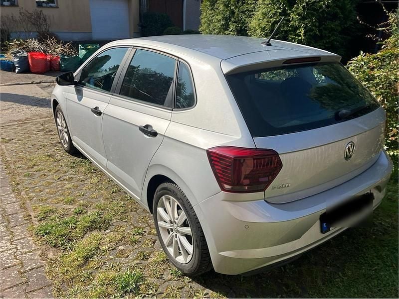 Gebraucht VW Polo 65 PS (47 kW) 2018 Silber Kleinwagen