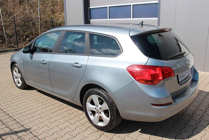 Usata Opel Astra Design Edition 95 CV (69 kW) 2011 Argento Station wagon