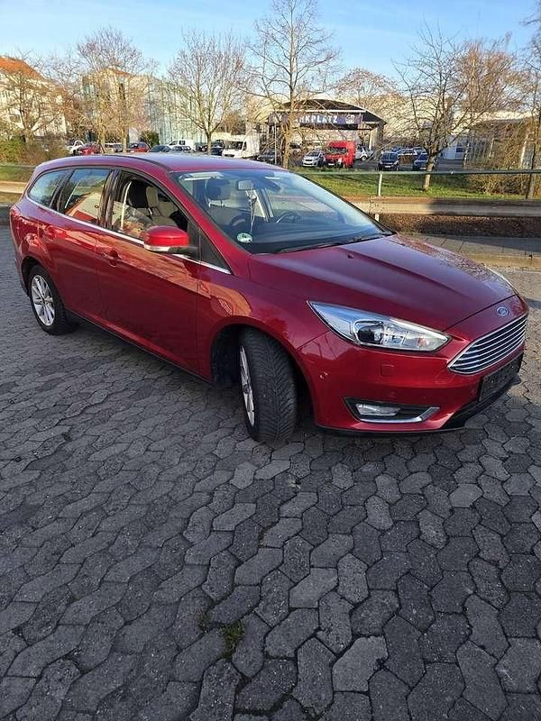 Gebraucht Ford Focus Trend 125 PS (91 kW) 2015 Rot Kombi