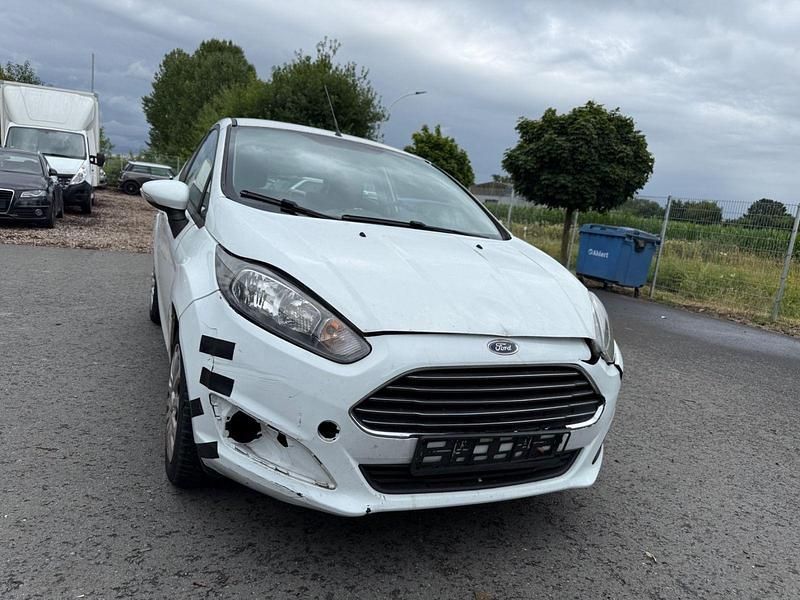 Weiß Gebraucht 2014 Ford Fiesta Kleinwagen | 1.950 € - Bild 1/4