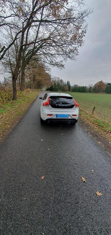 Gebraucht Volvo V40 Momentum 152 PS (111 kW) 2018 Weiß Limousine