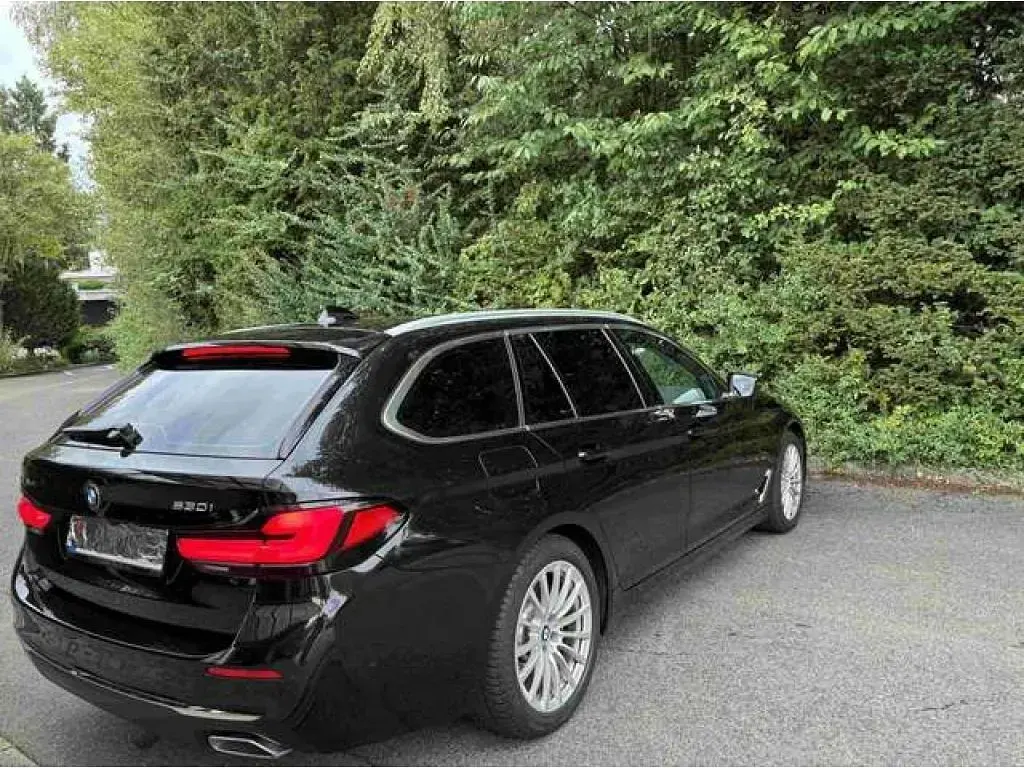 Gebraucht BMW 530 Luxury Line 245 PS (180 kW) 2022 Black sapphire metallic (metallic) Kombi