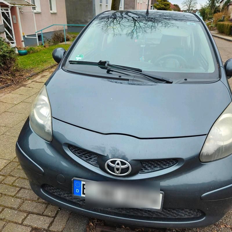 Grau Gebraucht 2008 Toyota Aygo Kleinwagen | 1.650 € (Etwas zu teuer) - Bild 1/4