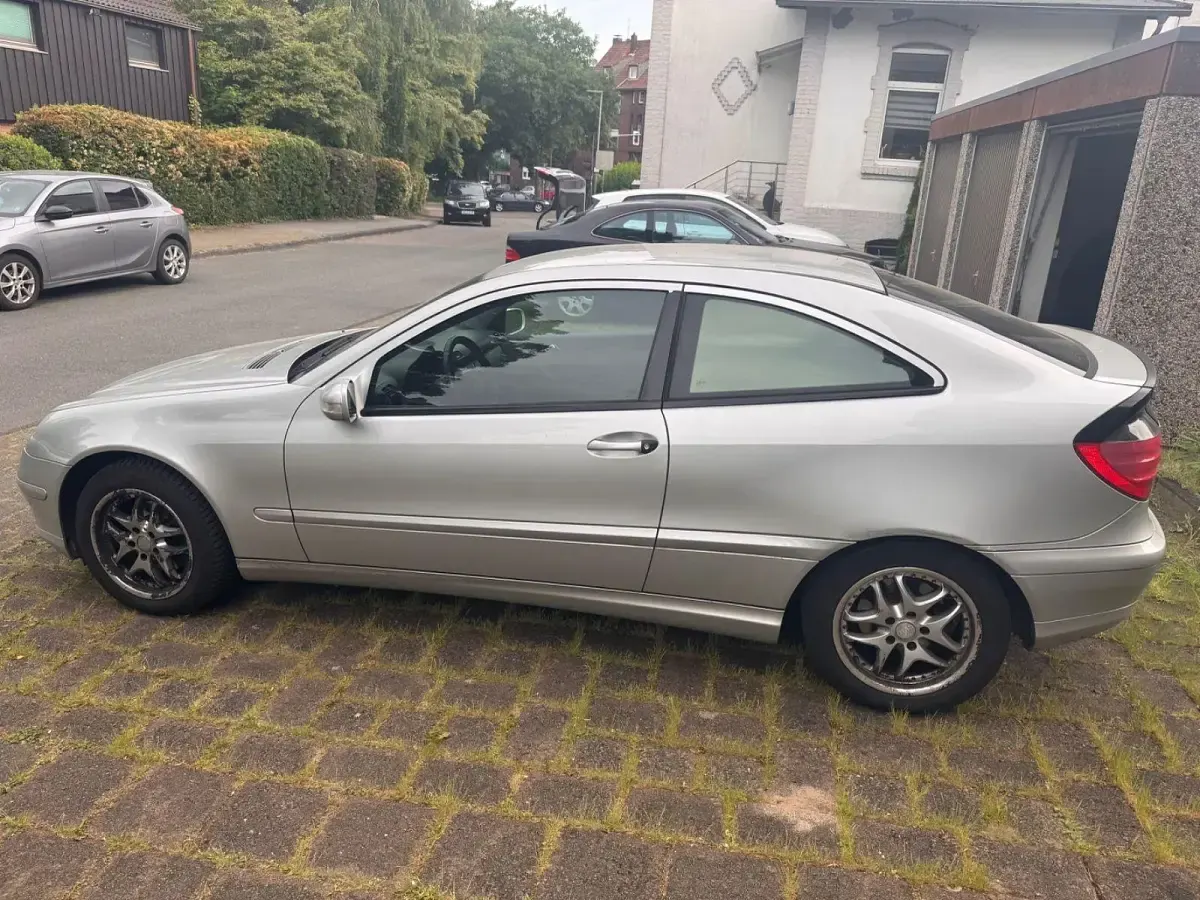 Gebraucht Mercedes C220 112 PS (82 kW) 2003 Silber Coupé
