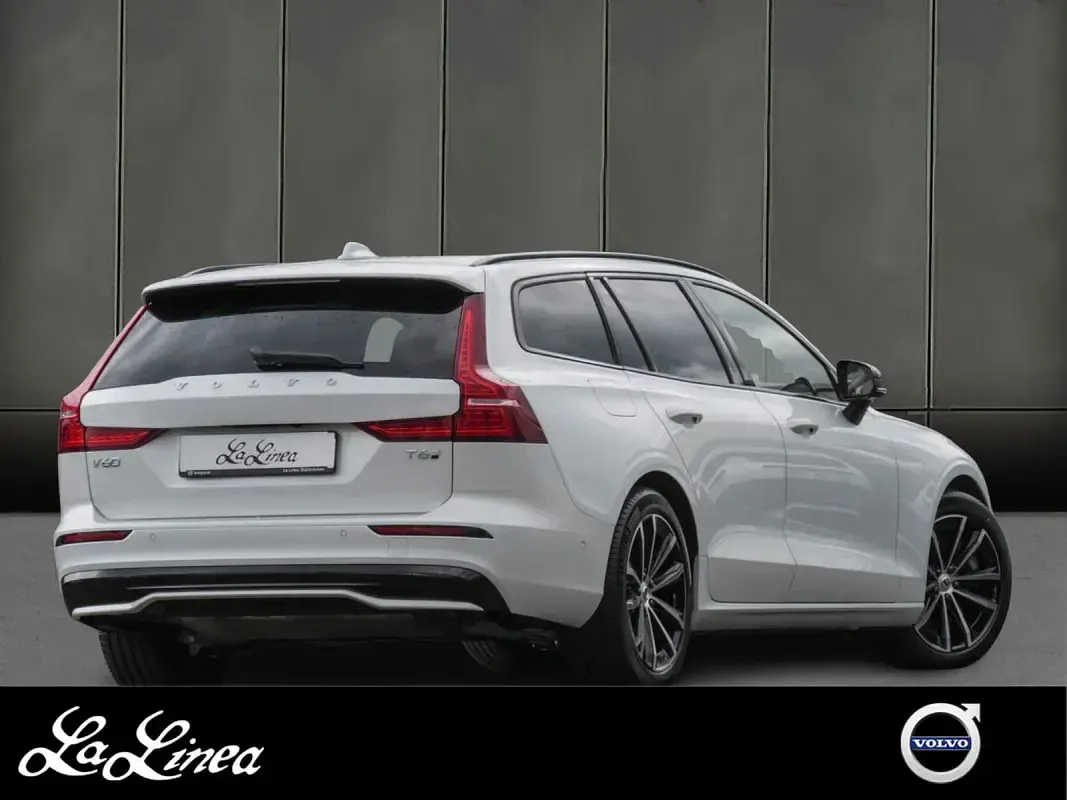 Gebraucht Volvo V60 Plus 349 PS (256 kW) 2025 Crystal white pearl / metallic Kombi