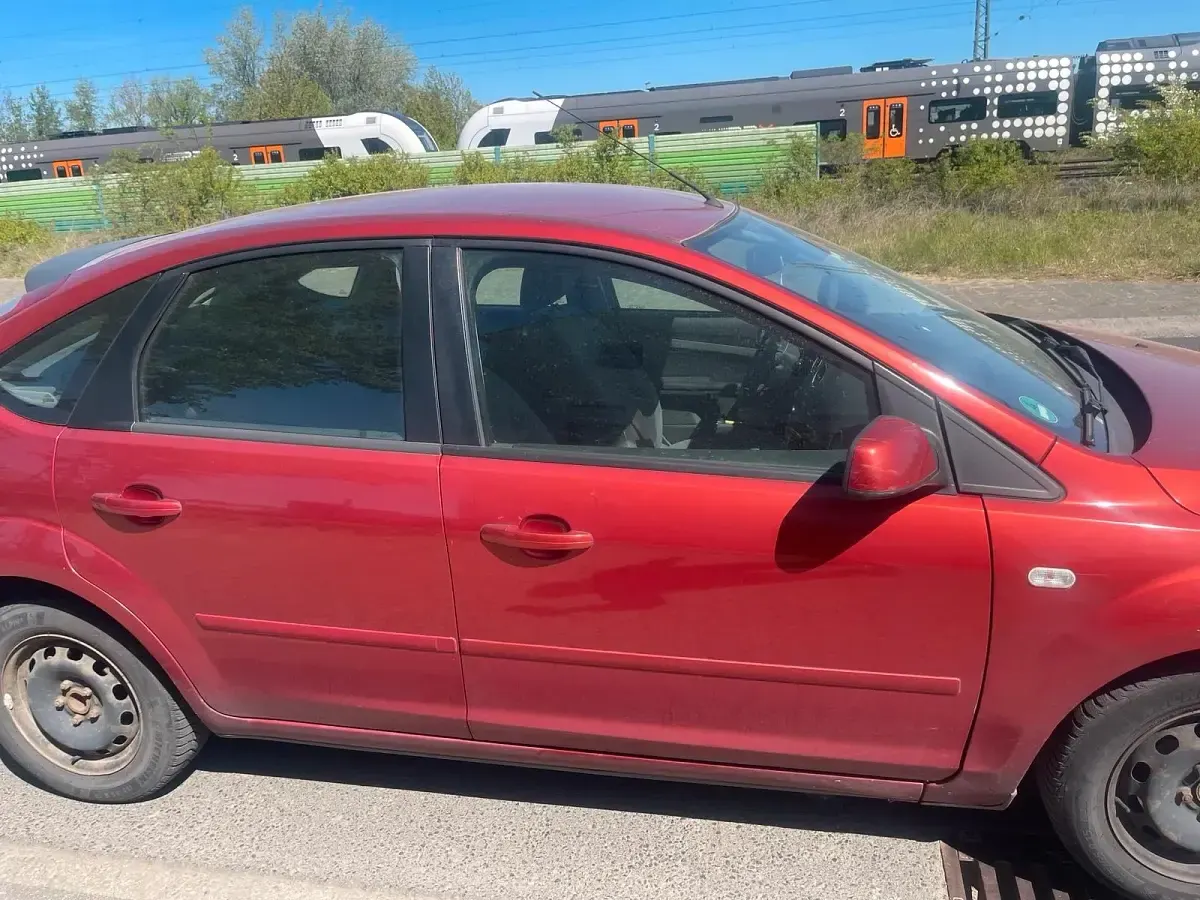 Używany Ford Focus 101 KM (74 kW) 2009 Czerwony Sedan/Limuzyna