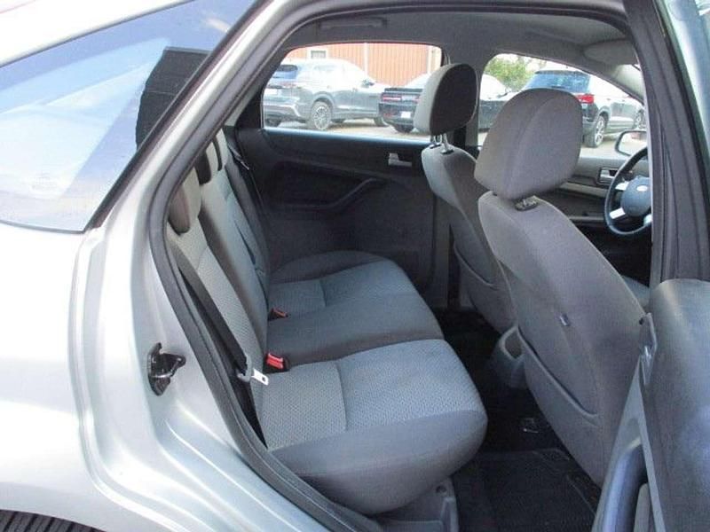 Gebraucht Ford Focus Ambiente 101 PS (74 kW) 2007 Silber Limousine