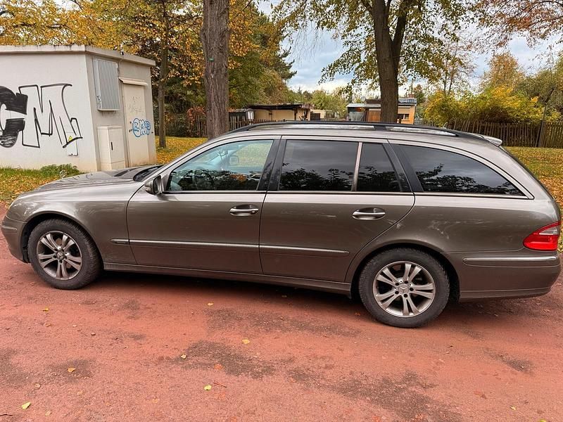Braun Gebraucht 2007 Mercedes E200 Kombi | 4.000 € (Fairer Preis) - Bild 1/4