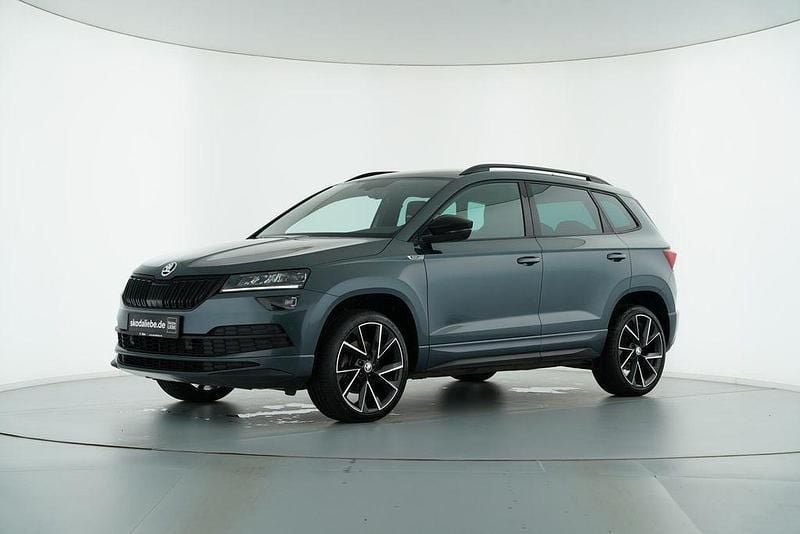 Quarzgrau metallic Gebraucht 2022 Skoda Karoq SportLine SUV | 25.489 € (Fairer Preis) - Bild 1/4