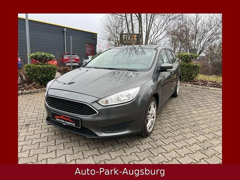 Grau Gebraucht 2015 Ford Focus Ambiente Limousine | 3.980 € (Superpreis) - Bild 1/4