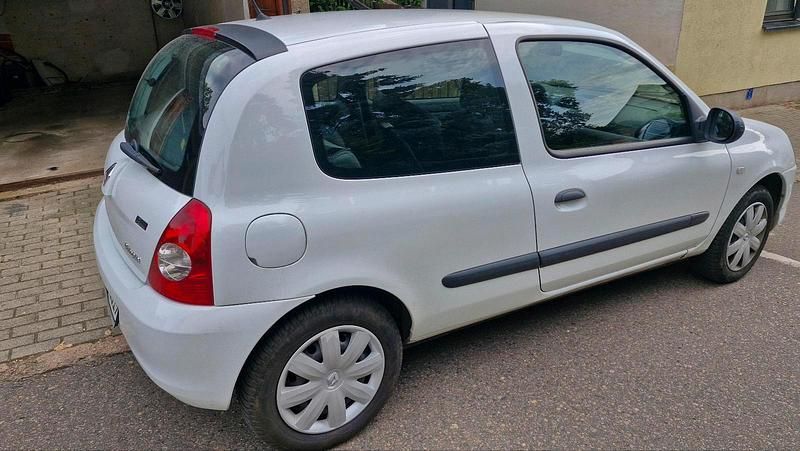Weiß Gebraucht 2010 Renault Clio II Campus Kleinwagen | 3.000 € (Fairer Preis) - Bild 1/3