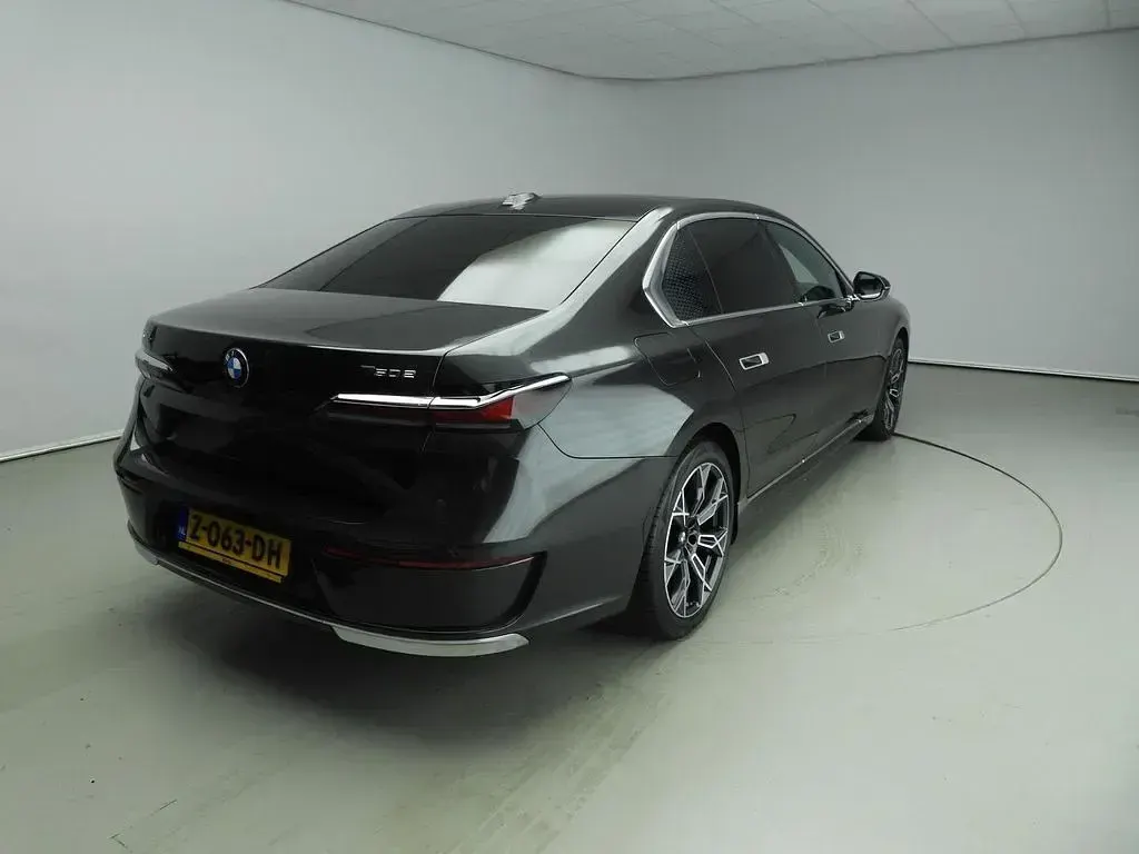 Gebraucht BMW 750e 489 PS (359 kW) 2024 Grau Limousine