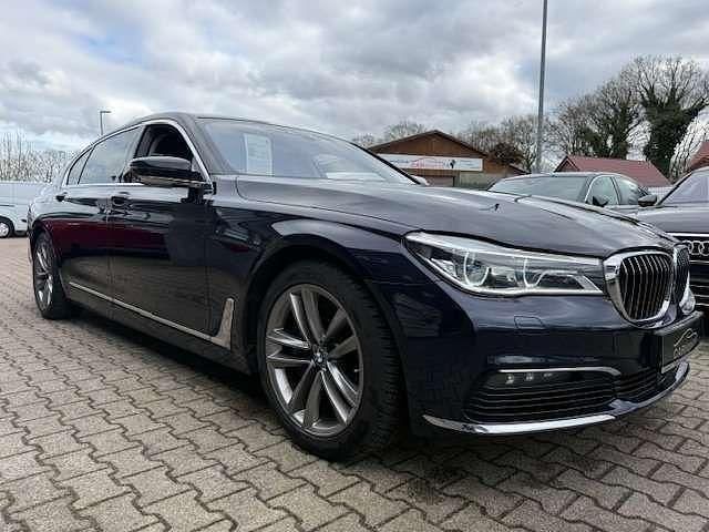 Gebraucht BMW 750L 400 PS (294 kW) 2018 Imperialblau Limousine