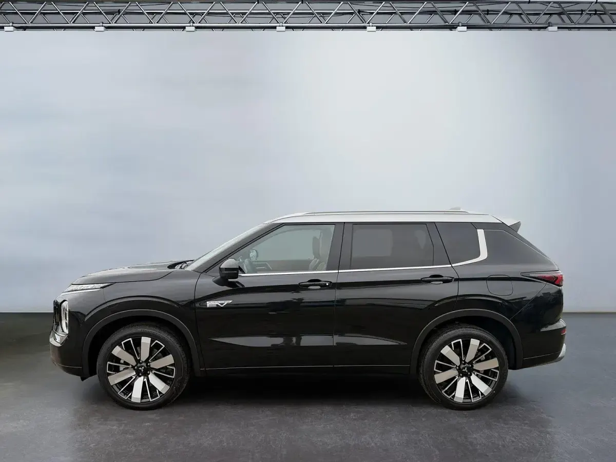 Neu Mitsubishi Outlander P-HEV Top 306 PS (225 kW) 2026 Kristallschwarz/ sterling silber SUV