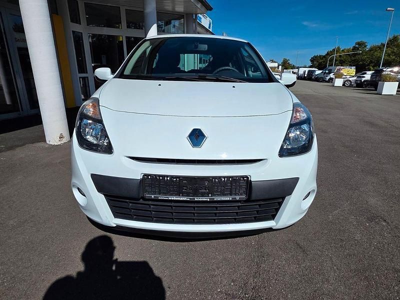 Weiß Gebraucht 2012 Renault Clio III Kleinwagen | 4.990 € (Etwas zu teuer) - Bild 1/4