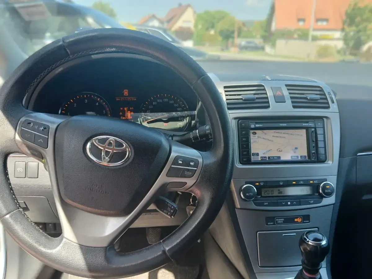 Gebraucht Toyota Avensis Edition 150 PS (110 kW) 2011 Weiß Kombi