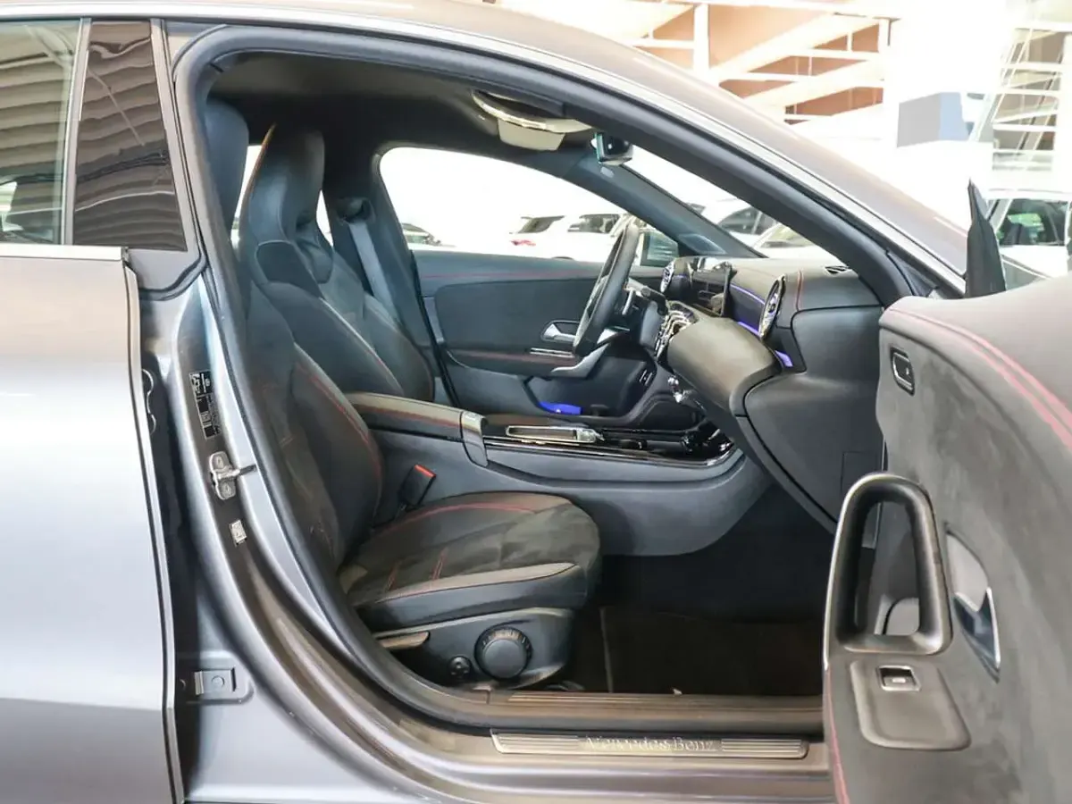 Gebraucht Mercedes CLA200 Shooting Brake Advanced Plus 163 PS (119 kW) 2025 Mountaingrau Kombi