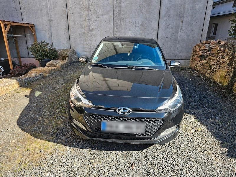 Gebraucht Hyundai i20 Trend 101 PS (74 kW) 2015 Schwarz Kleinwagen