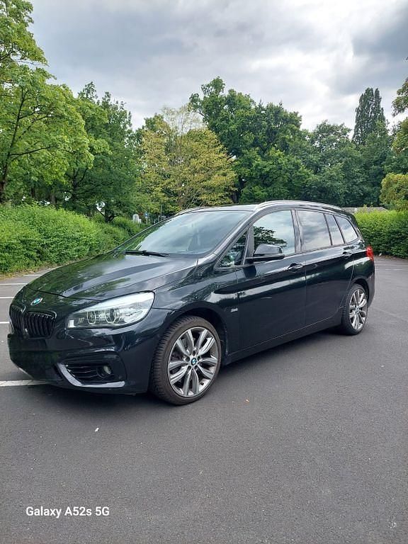Schwarz Gebraucht 2016 BMW 220 Gran Tourer Sport Line Van / Kleinbus | 12.500 € (Guter Preis) - Bild 1/4