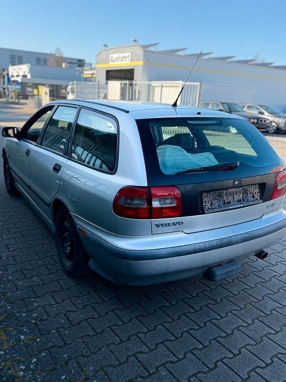 Second-hand Volvo V40 109 CP (80 kW) 2000 Albastru Break