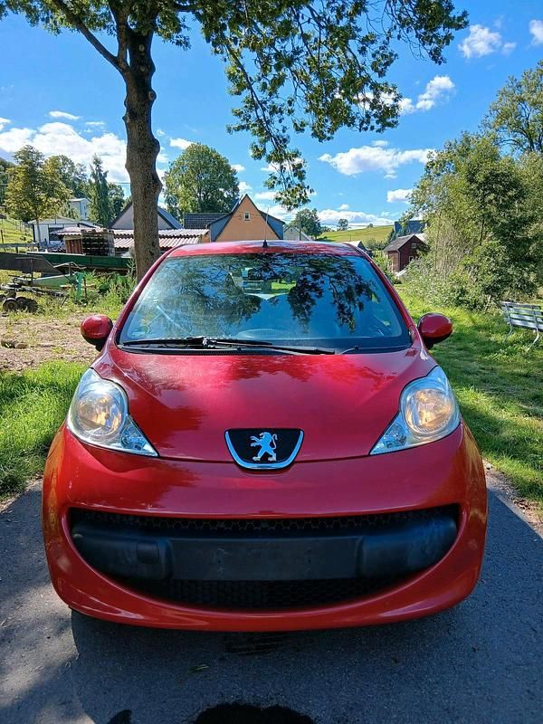 Rot Gebraucht 2006 Peugeot 107 Kleinwagen | 700 € (Guter Preis) - Bild 1/4