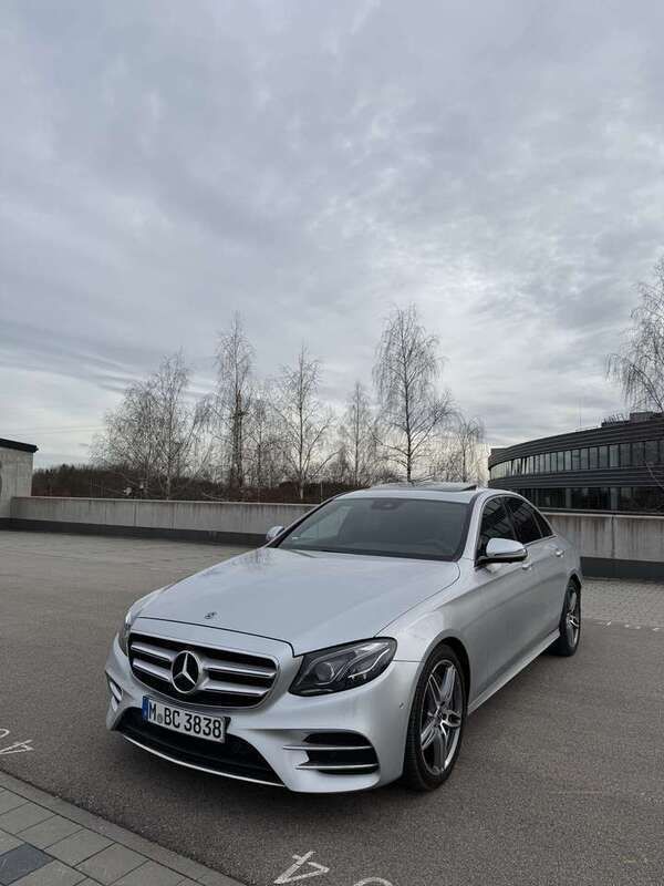 Silber Gebraucht 2018 Mercedes E350 AMG line Limousine | 29.000 € (Superpreis) - Bild 1/4