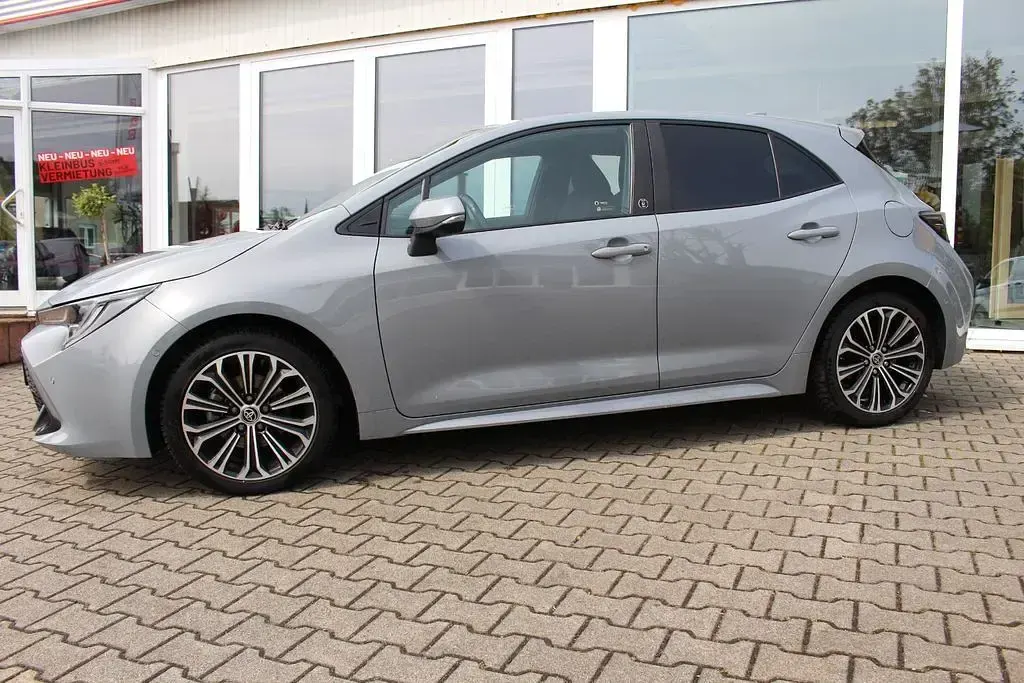 Używany Toyota Corolla Team 116 KM (85 kW) 2022 Szary Sedan/Limuzyna
