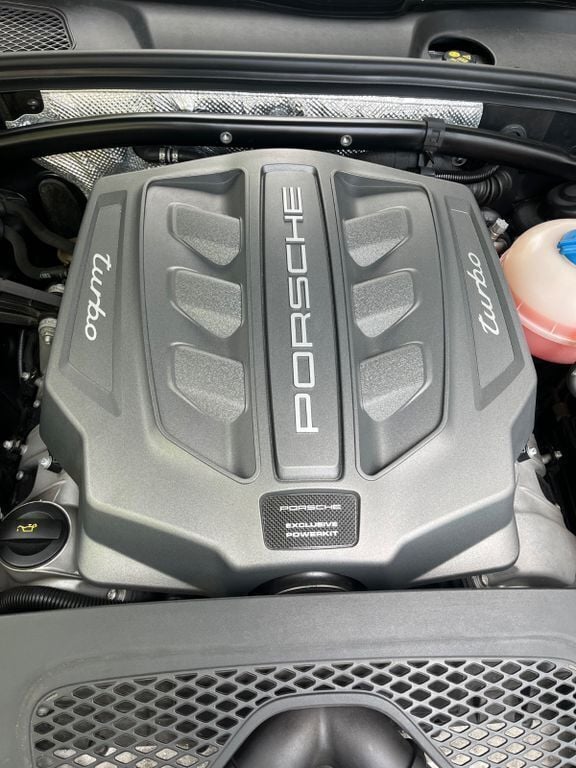 Grau Gebraucht 2017 Porsche Macan Turbo Performance Package SUV | 55.900 € (Fairer Preis) - Bild 1/4