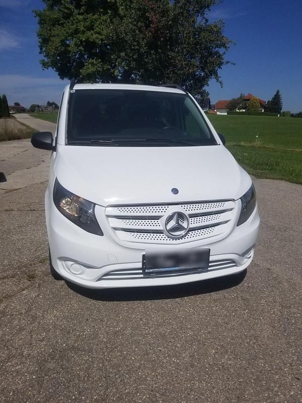 Weiß Gebraucht 2017 Mercedes Vito Van / Kleinbus | 19.990 € - Bild 1/4