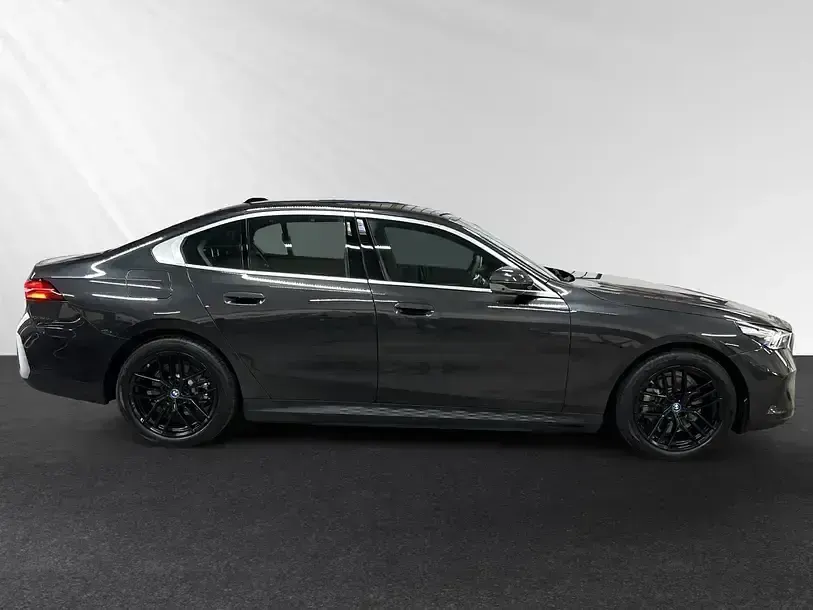 Gebraucht BMW 530e Comfort Edition 299 PS (219 kW) 2024 Sophistograu brillanteffekt metallic Limousine