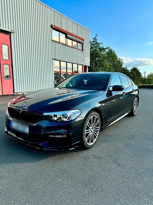 Grau Gebraucht 2025 BMW 520 M Performance Limousine | 25.000 € - Bild 1/4